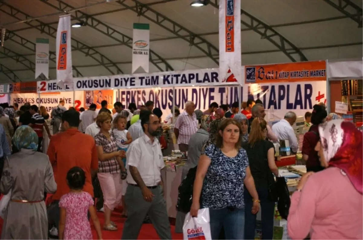 Dini Yayınlar ve Kitap Fuarı İlgi Görüyor