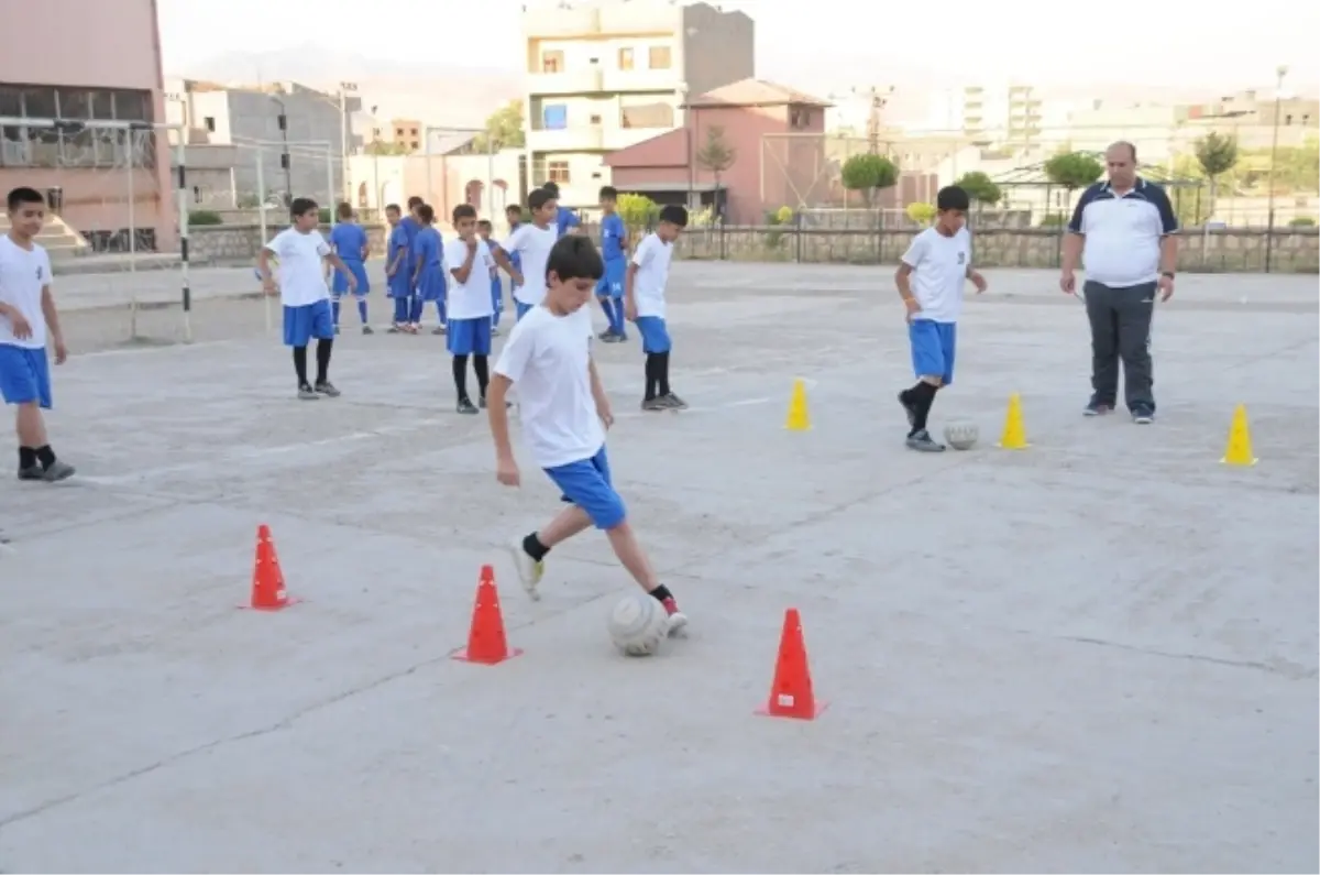 Fatih Ortaokul\'u Yaz Futbol Kursu 100 Öğrenciyi Sokaktan Kurtardı