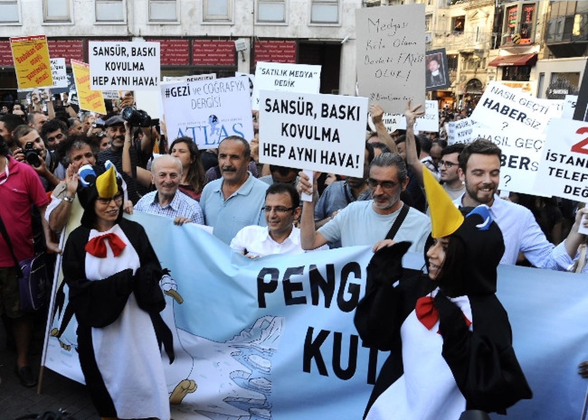 Gazetecilerin Yürüyüşü Polis Engeline Takıldı