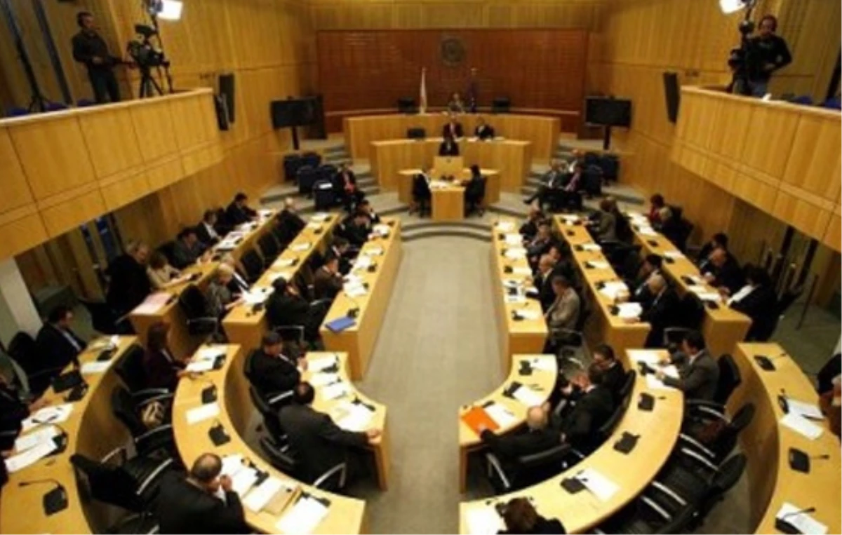 Güney Kıbrıs\'ta Olaylı Meclis Oturumu