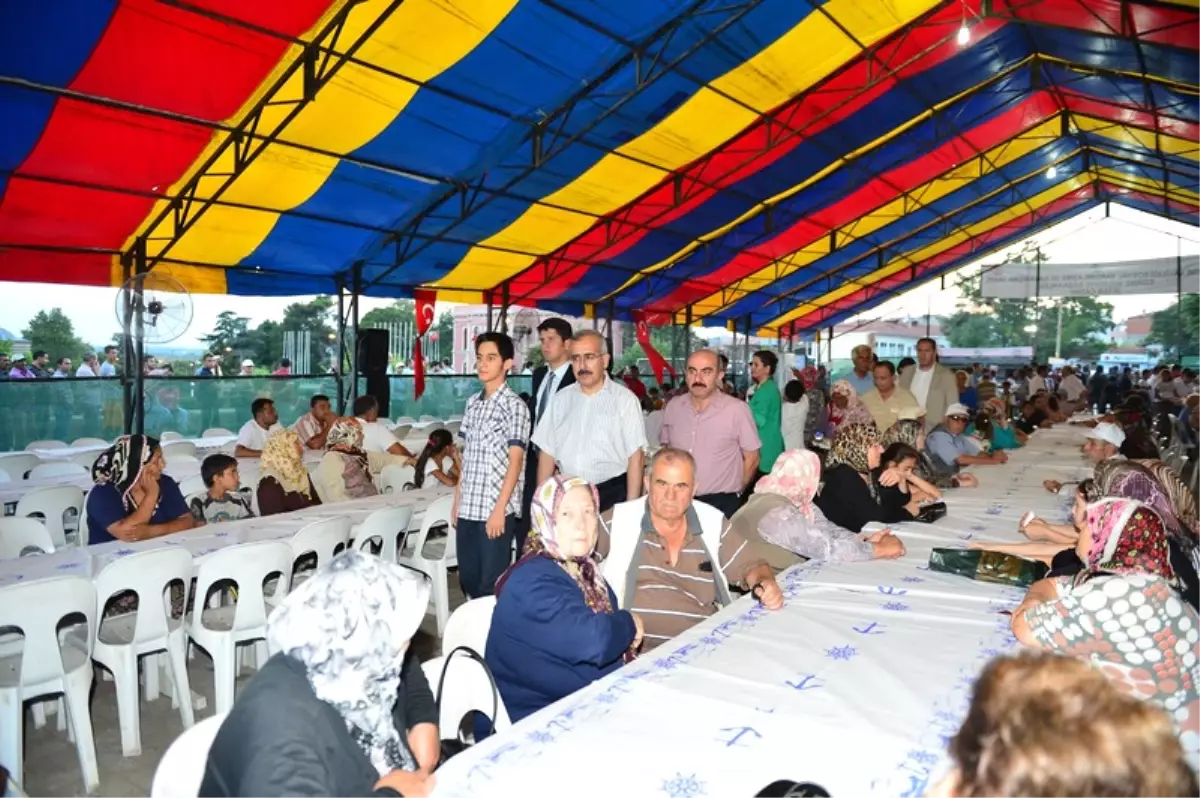 İftar Çadırı Dördüncü Defa Selimiye\'nin Gölgesinde Kuruldu