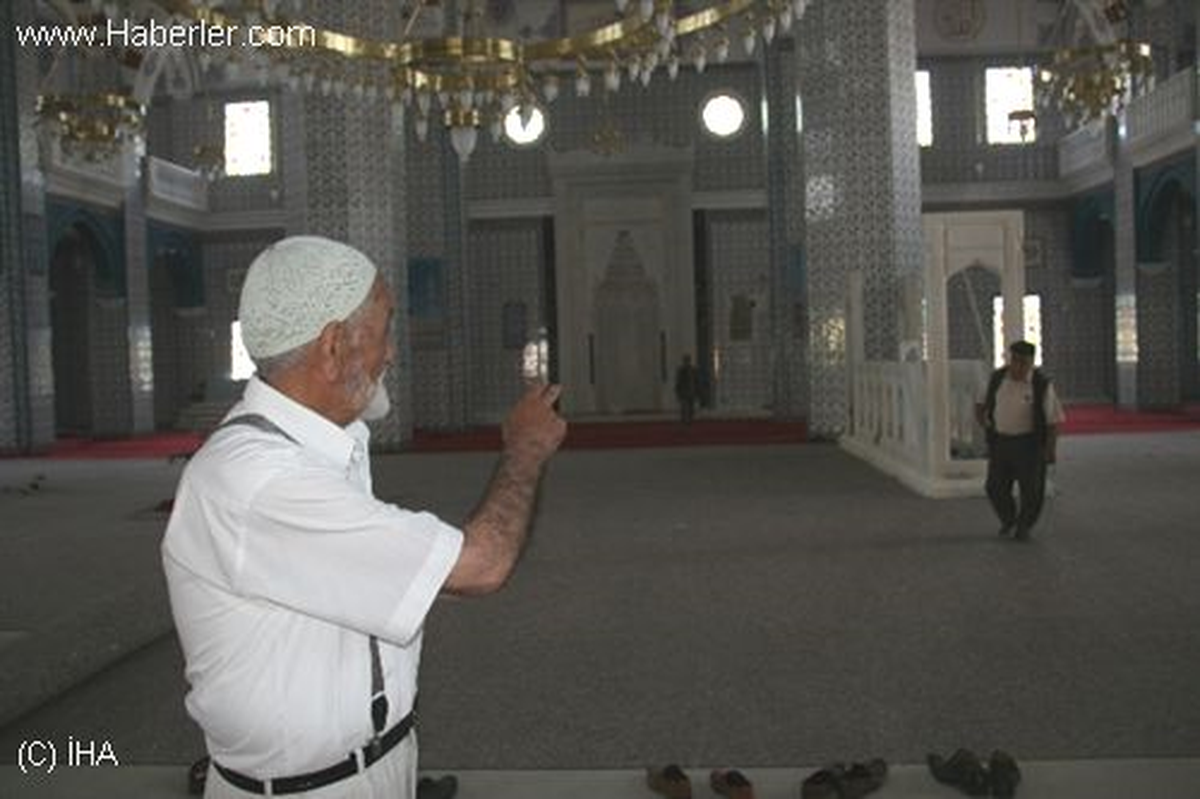 Iğdır Merkez Camisi\'nde İlk Cuma Namazı Kılındı