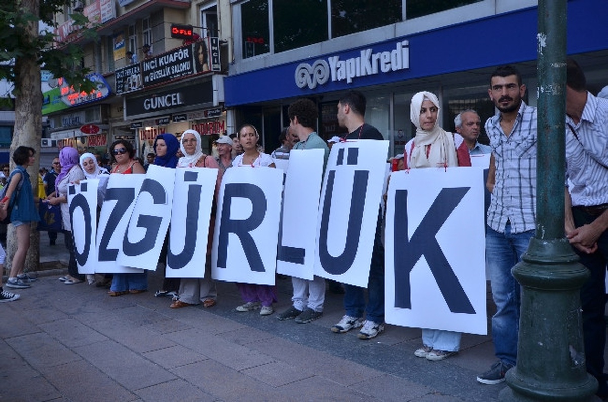 Kızılay Meydanı\'nda İnsan Zinciri Oluşturup Barış İstediler