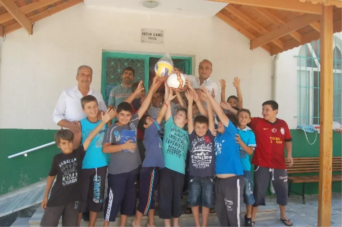 Kuran Kursu Öğrencilerine Top Dağıtıldı