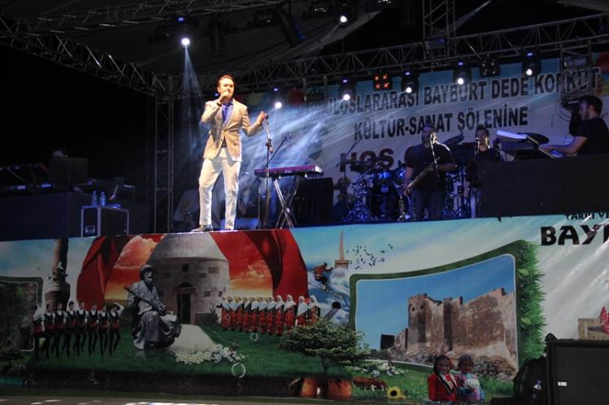 Mustafa Ceceli Şarkılarıyla Bayburt'u Çoşturdu