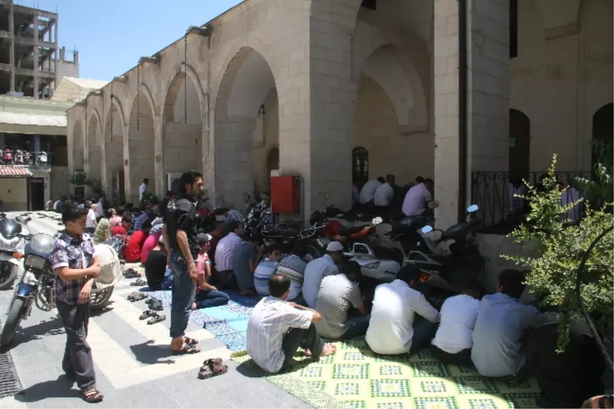 Ramazan Ayının İlk Cuma Namazında, Cemaat Camilere Sığmadı