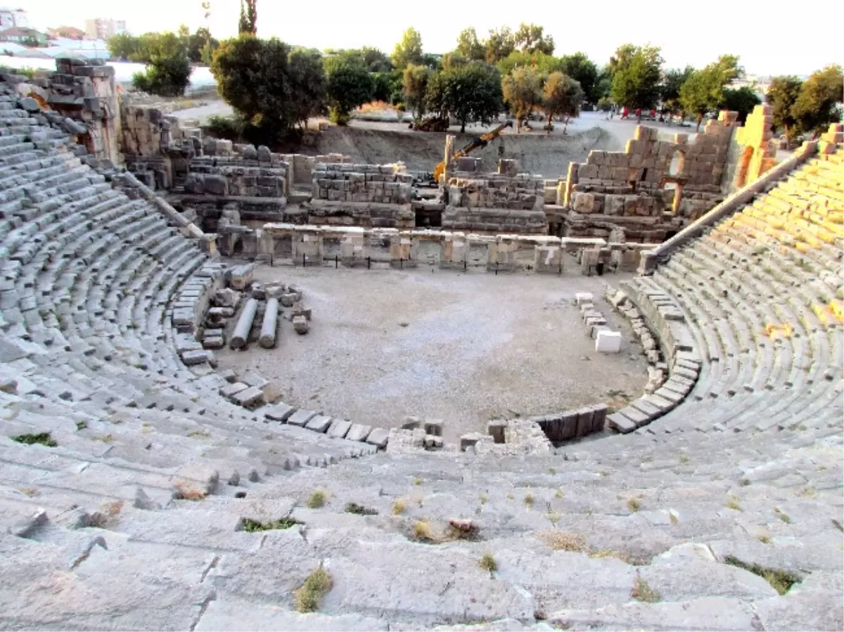 Roma Tiyatrosu Altında Helenistik Tiyatro Bulundu