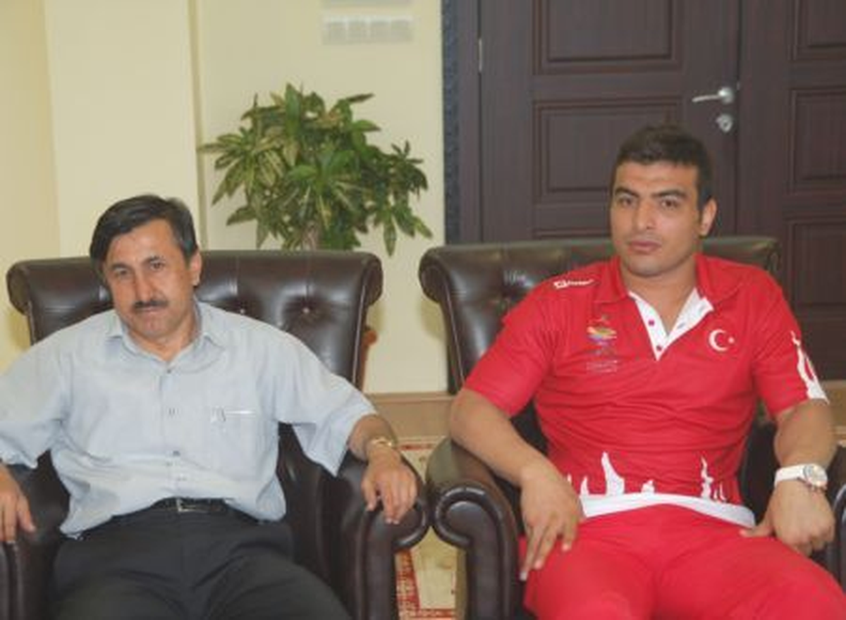 Şampiyon Güreşçi Amcasının İzinde