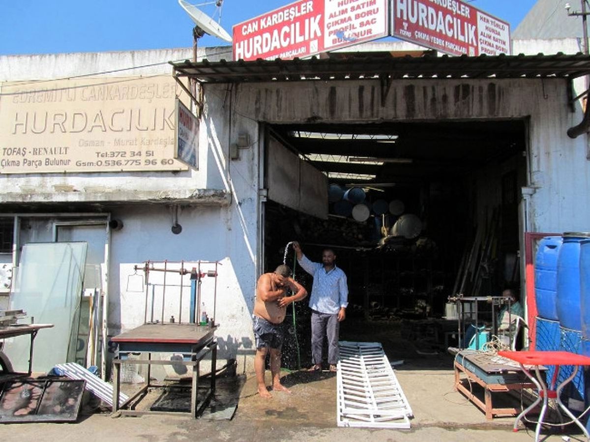 Sıcaktan Bunalan Esnaf Hortumla Serinliyor