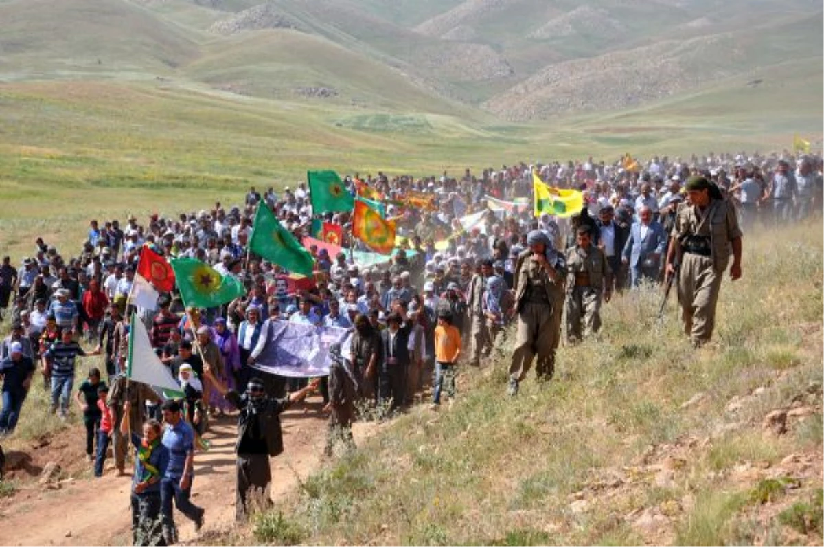 Ölen PKK\'lının Cenazesini Silahlı PKK\'lılar Karşıladı