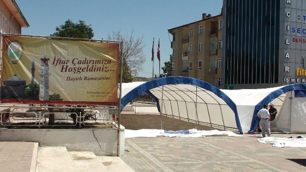 Sungurlu Belediyesi 620 Kişilik İftar Çadırı Kurdu