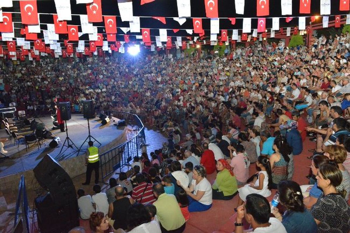 Ahmet Özhan İzleyenlere Unutulmaz Bir Gece Yaşattı