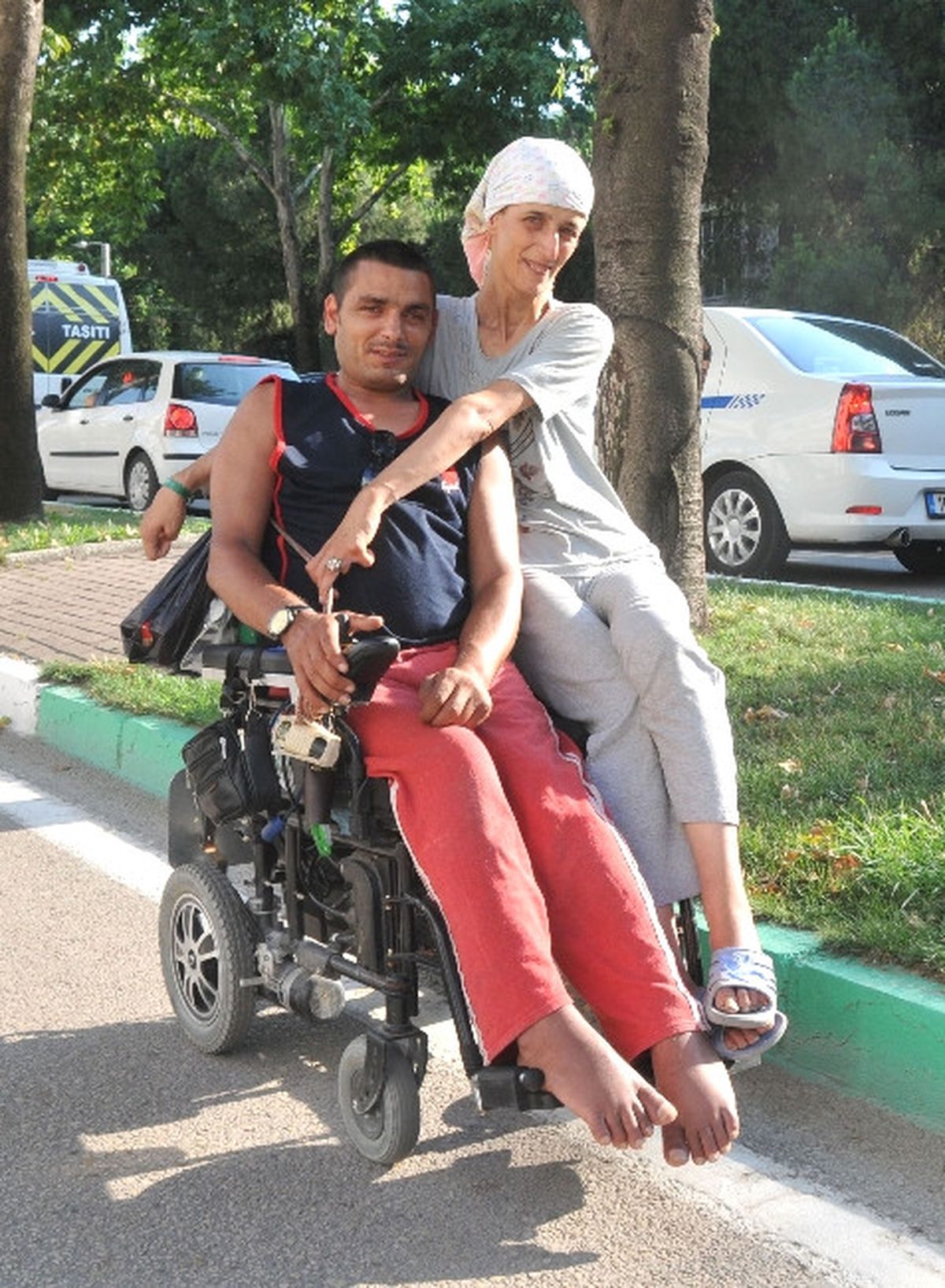Aynı Akülü Arabada İki Kişilik Mutluluk