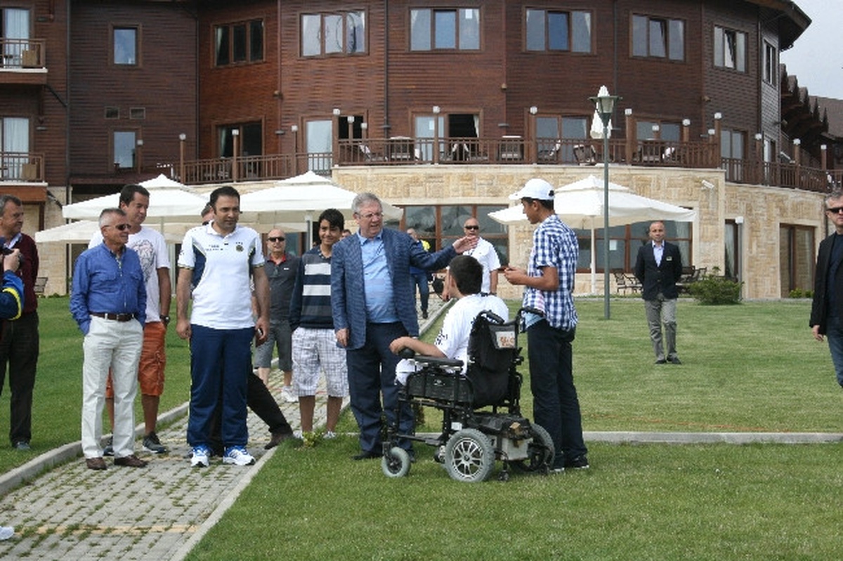 Aziz Yıldırım Takım Kampını Ziyaret Etti
