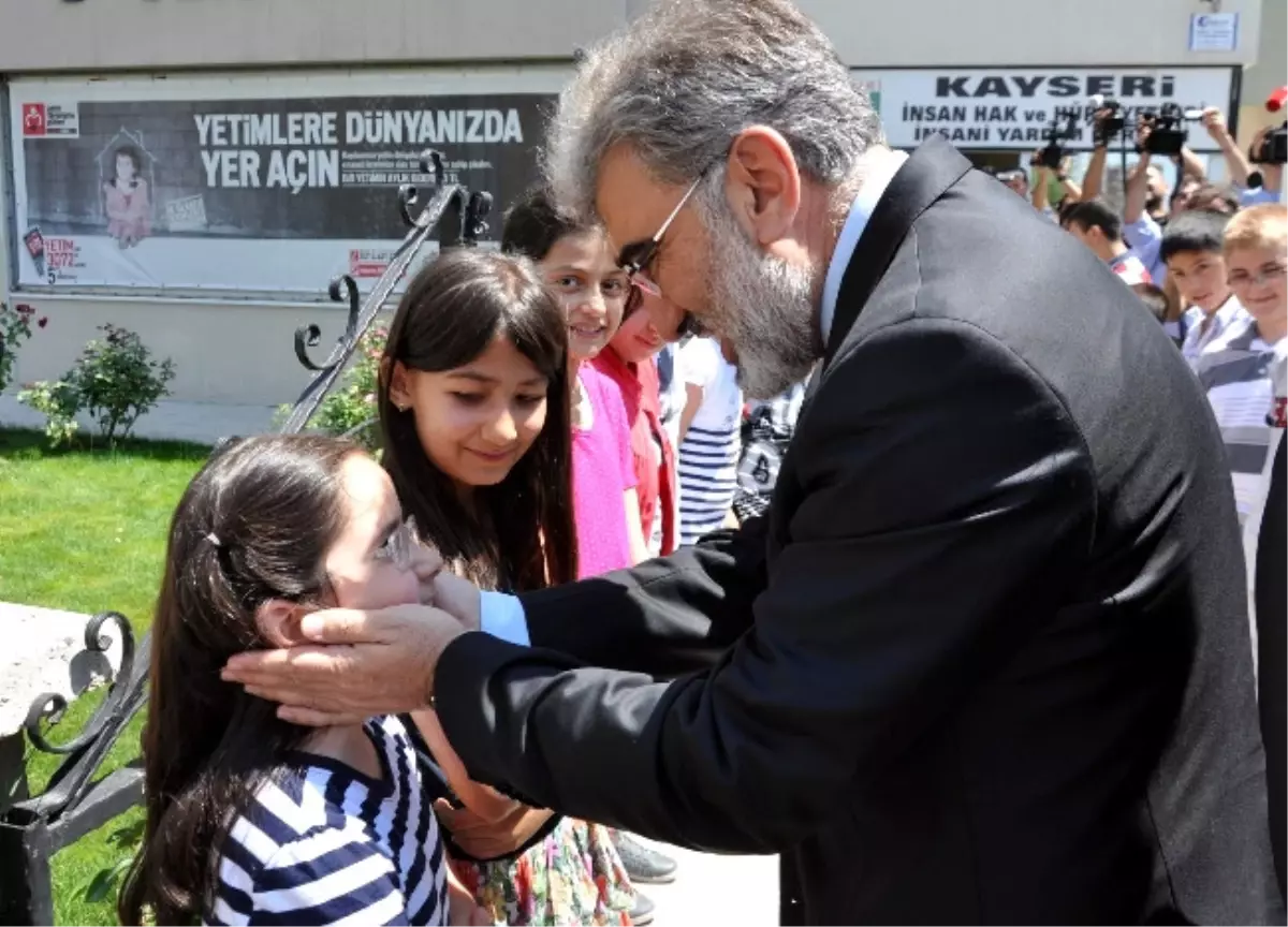 Bakan Yıldız, Yetimlere Bayramlık Dağıttı