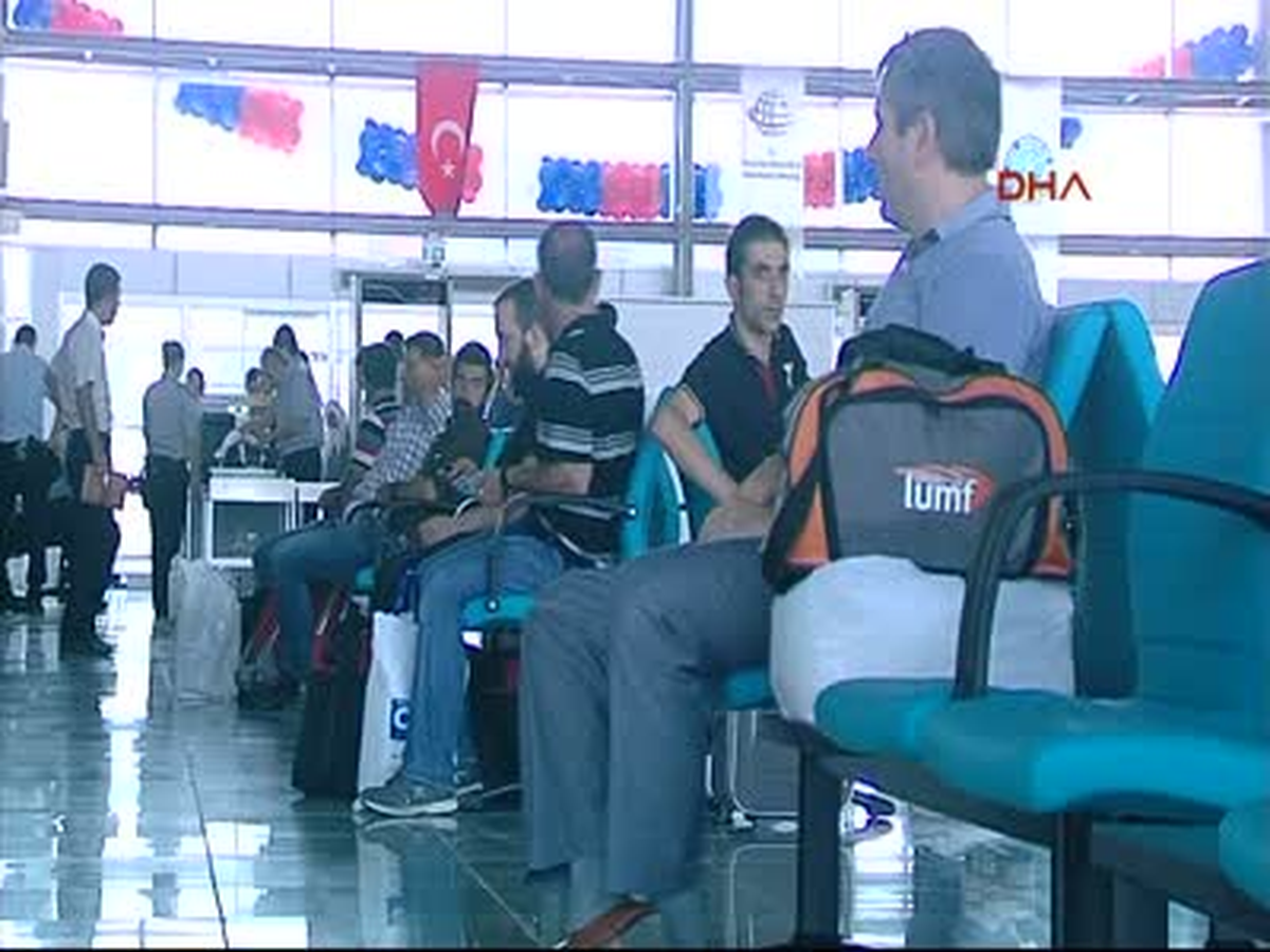Bingöl\'e İnen İlk Uçağın Yolcularına Karanfil