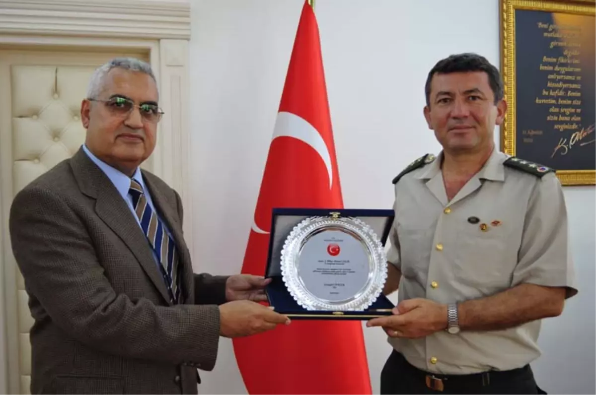 İl Jandarma Komutanı Plaket\'le Uğurlandı