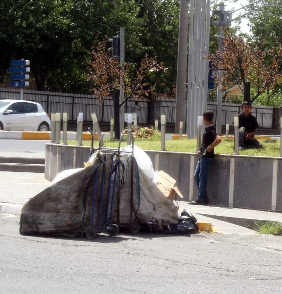 Kavurucu Sıcakta Çocuklar Çöp Toplayarak Geçimini Sağlıyor