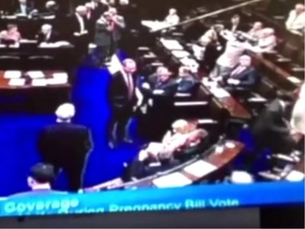 İrlanda Meclisinde İki Vekil Kucak Kucağa