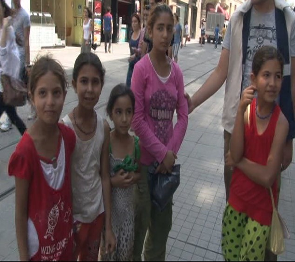 (Özel Haber) Savaştan Kaçan Çocuklar Taksim\'de Dilendiriliyor