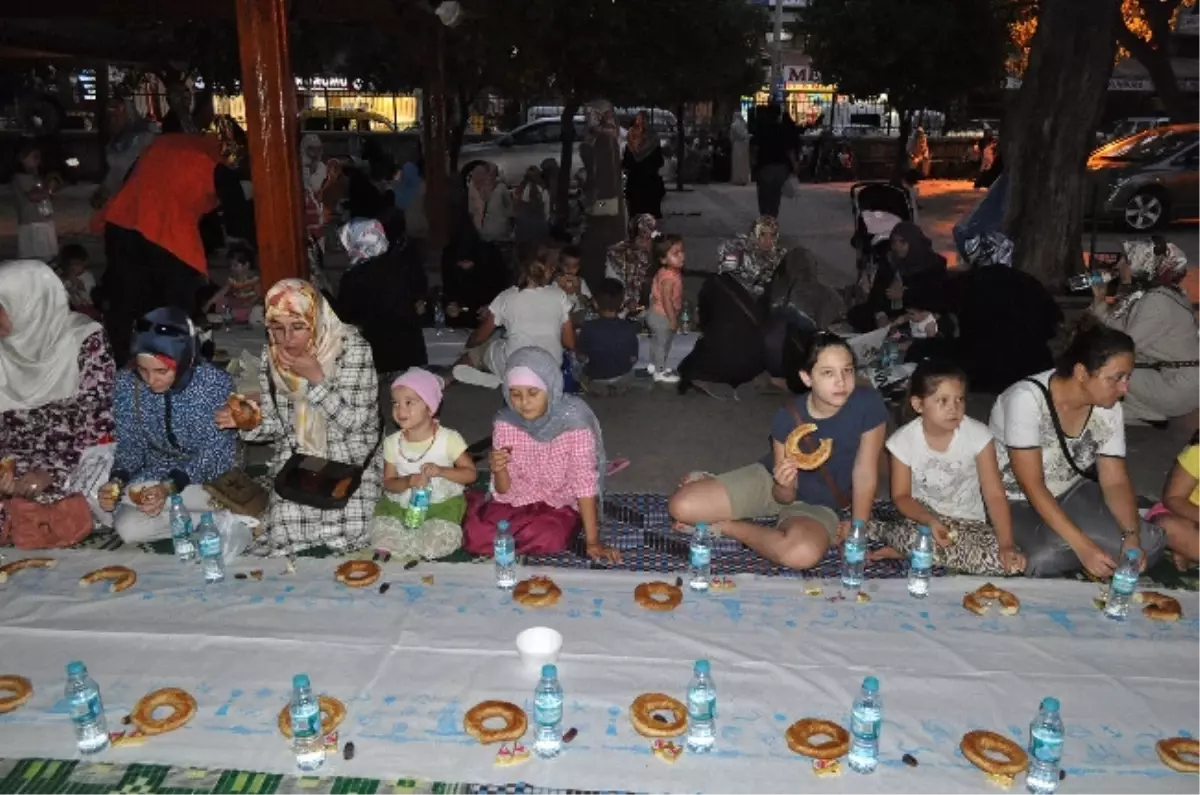 Özgür-Der Antalya Temsilciliği Simit, Su ve Hurma ile İftar Açtı