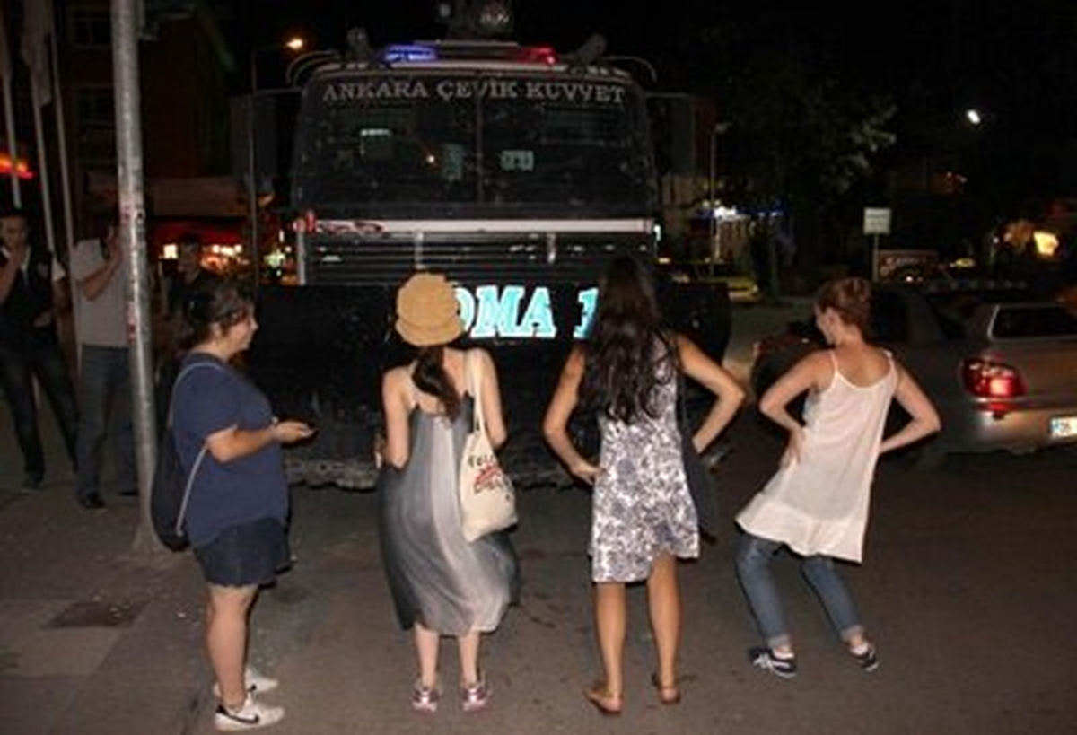 Dans Eden Protestocular Polisi Şaşırttı