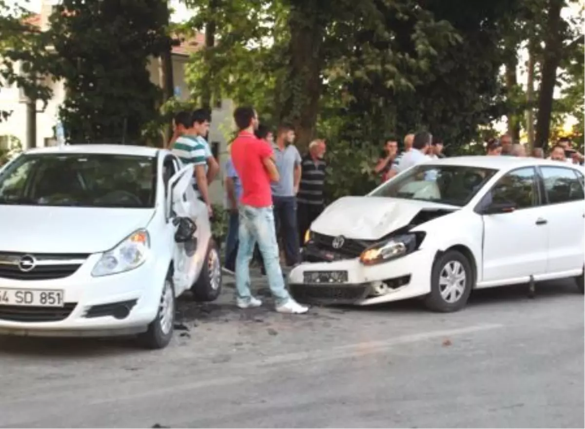 Sakarya\'da Zincirleme Trafik Kazası: 2 Yaralı