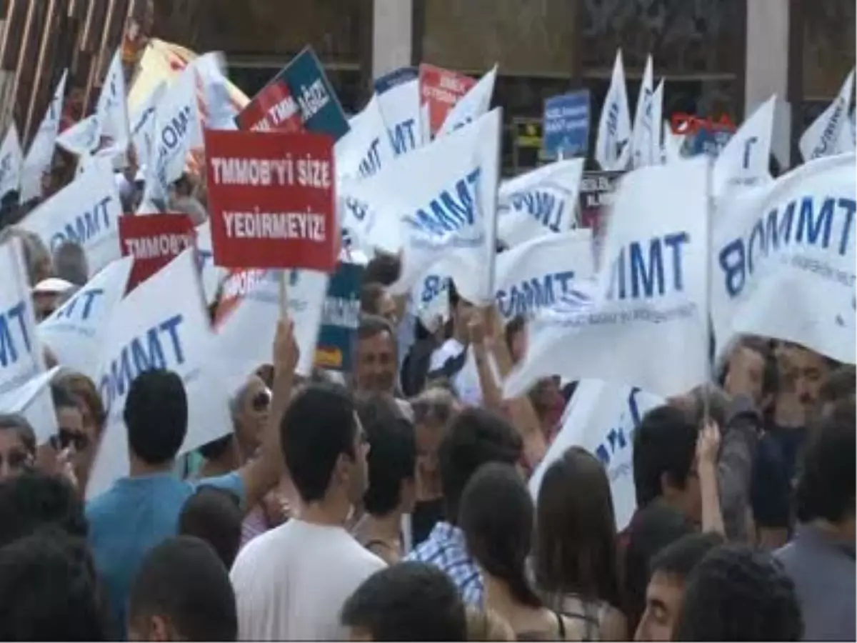 Taksim\'e Yürümek İsteyen Kalabalığa Polis İzin Vermedi