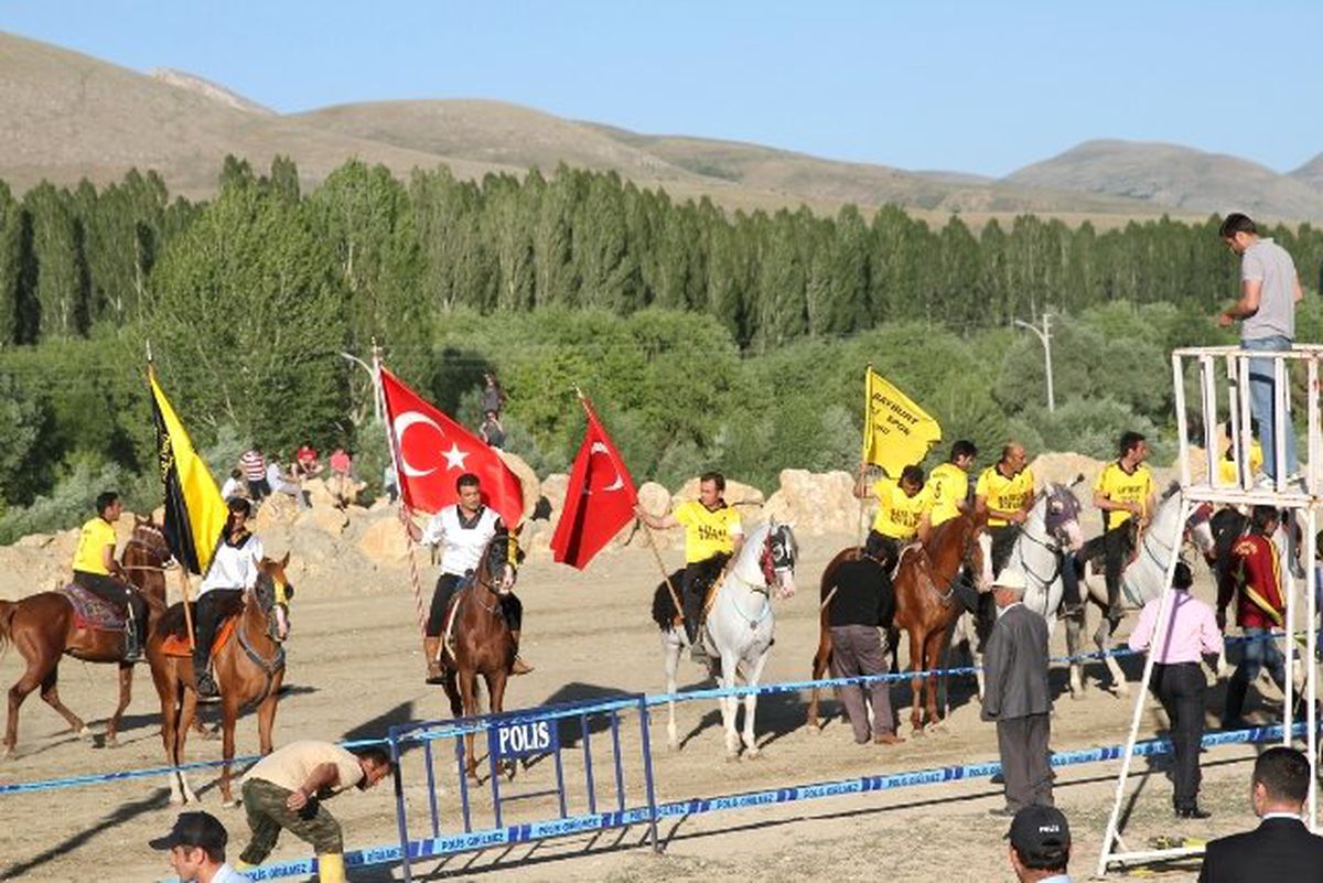 Vali İpek, Bayburt Üniversitesi\'nin Cirit Gösterisini İzledi
