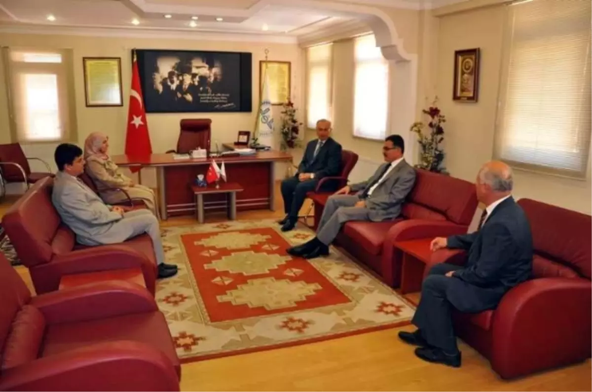 Vali Turhan Mütflüğü Ziyaret Etti