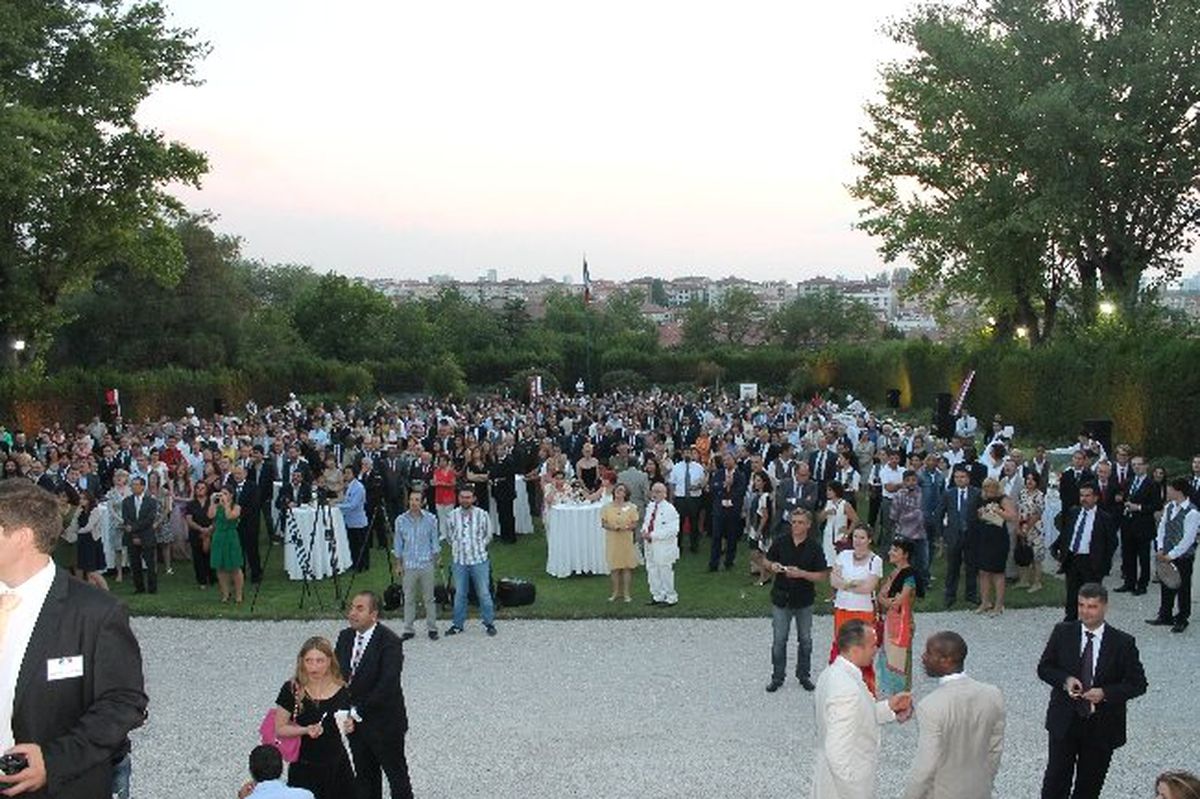 Bakan Bağış, Orucunu Fransa Milli Günü Resepsiyonunda Açtı