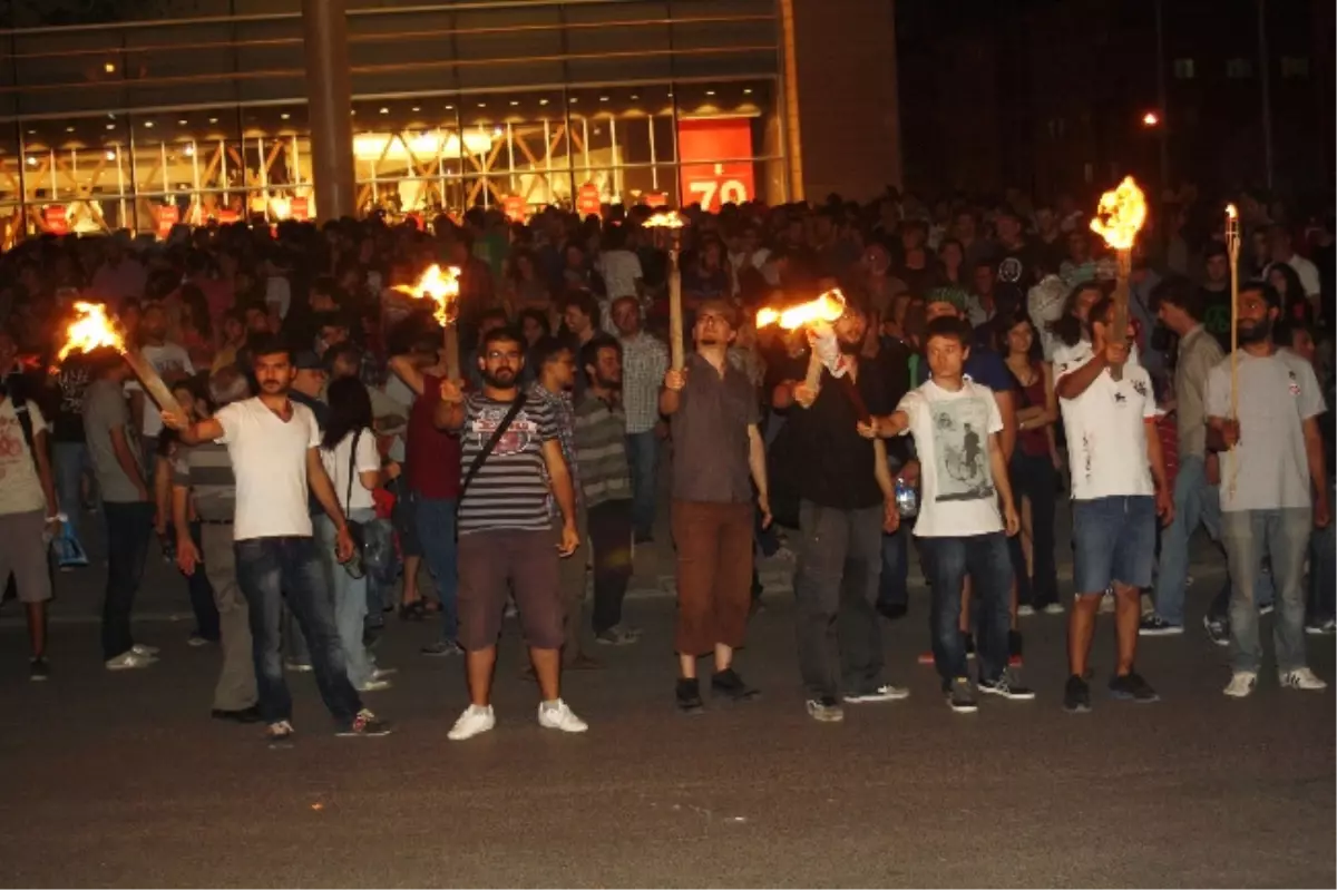 Ali İsmail Korkmaz\'ın Darp Edildiği Yere Siyah Çelenk Koyuldu