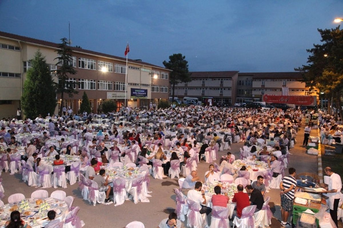 Arifiye Meydanı\'nda İftar Var