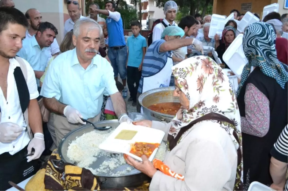 Belediye Başkanı Eşiyle İftar Yemeği Dağıttı