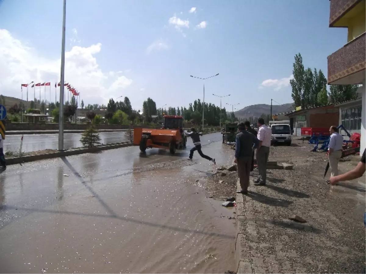 Erzurum\'un Narman İlçesinde 10 Dakika Etkili Olan Yağmur Sele Dönüştü