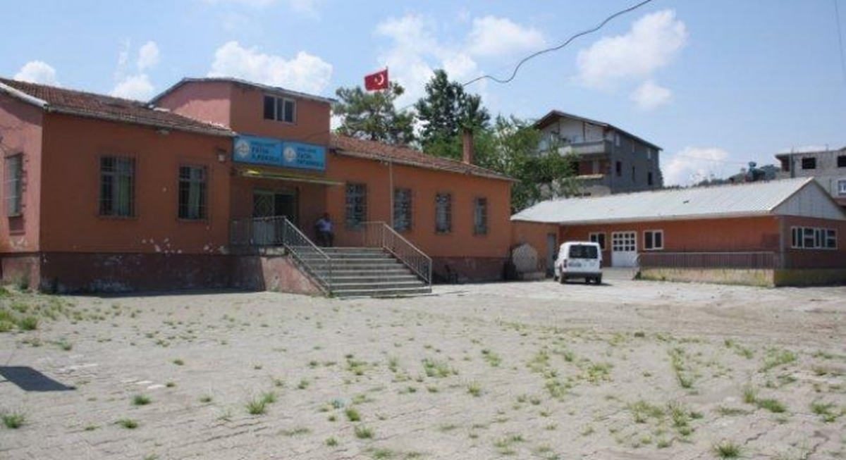 Eski Okul Yıkılmadan Yenisi Yapılıyor