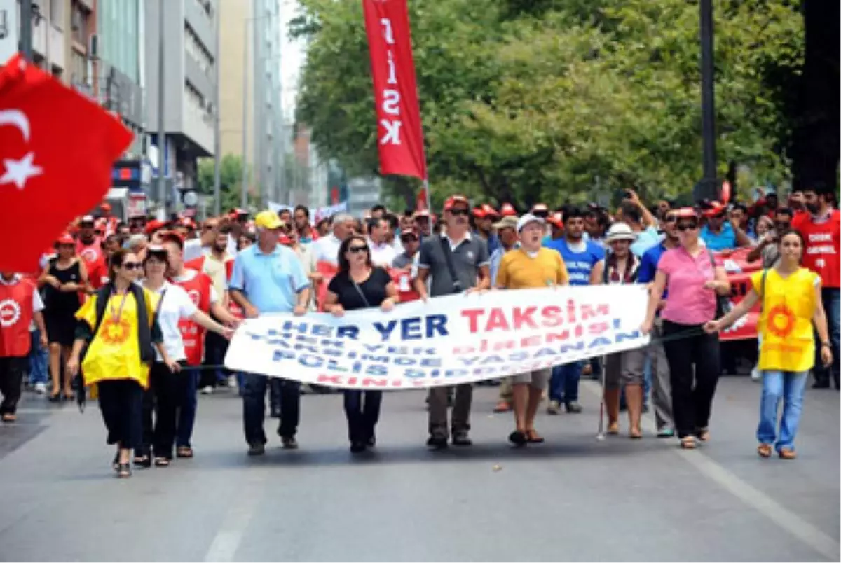 Eylemlerden Bıkan Esnaf, Eylemcilere Şarkı Yaptı