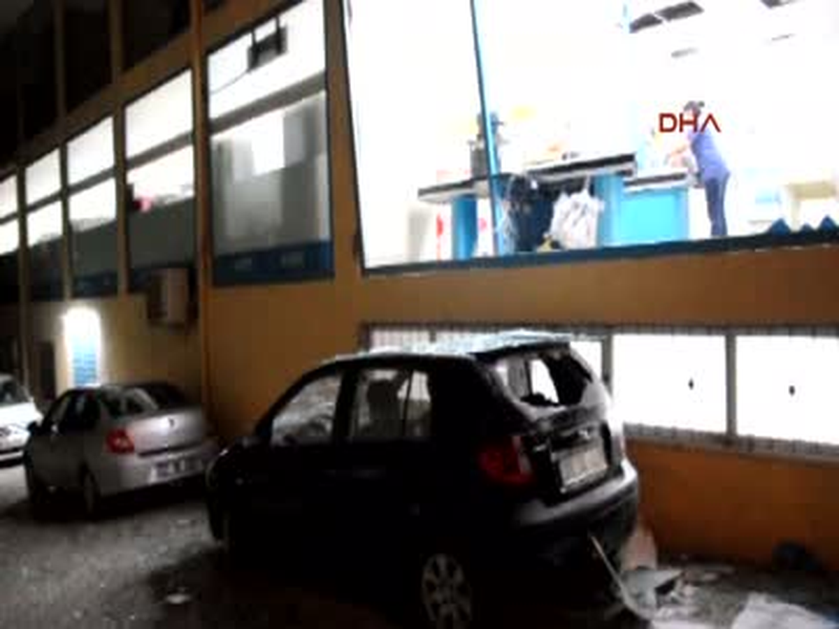 İslahiye\'de Otomobilin Üzerine Cam Düştü