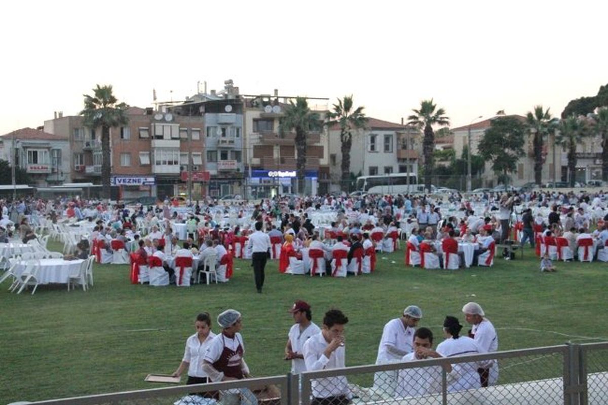 İmam Hatiplilerin İftar Davetine 3 Bin Kişi Katıldı