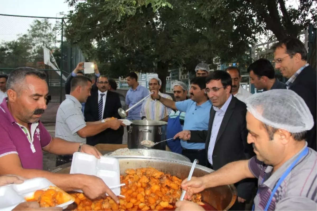 Kalkınma Bakanı Yılmaz, İftar Çadırında Orucunu Açtı