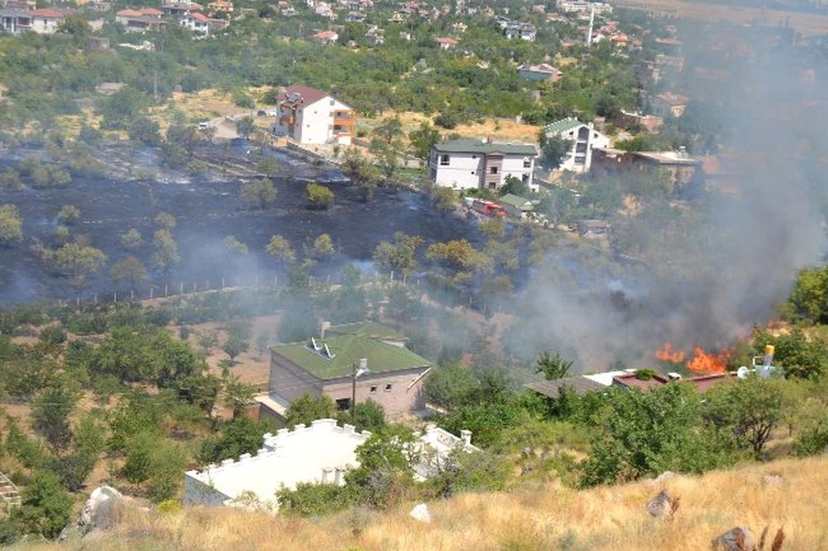 Kayseri\'de Korkutan Anız Yangını