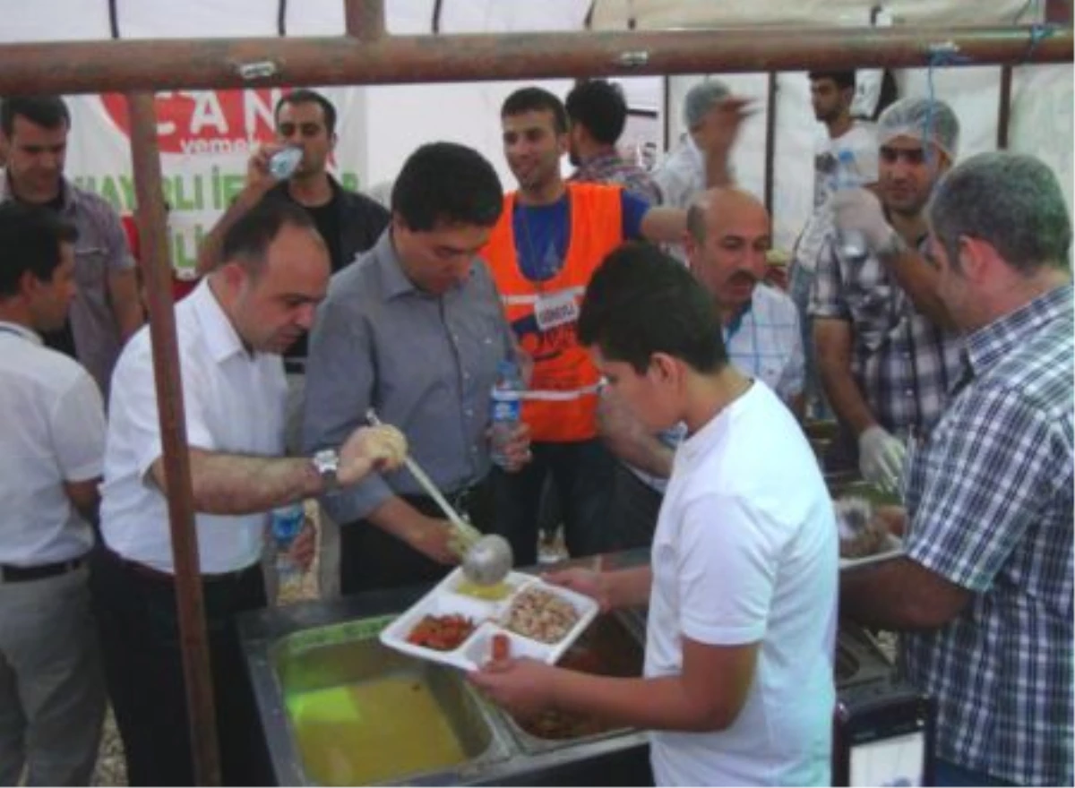 Mardin Valisi Cengiz, Suriyeli Sığınmacılarla İftar Yaptı