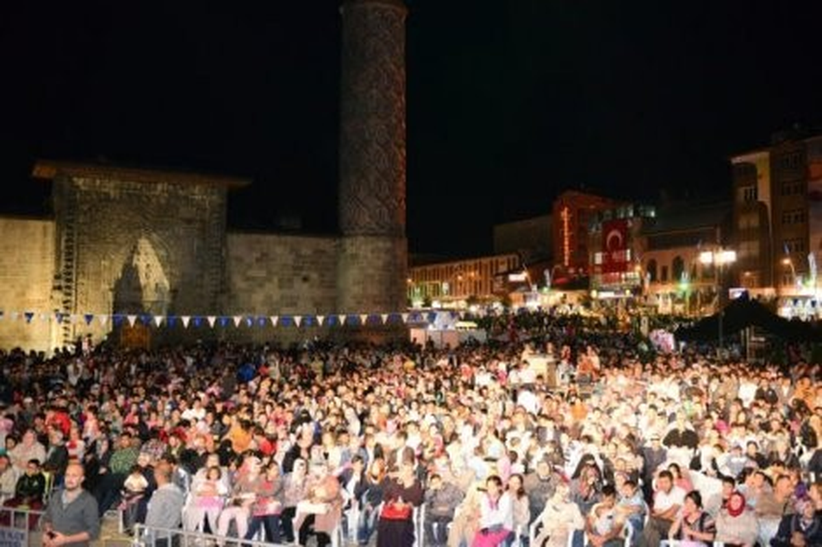 Ramazan Etkinliklerini İzlemeye Gelen Vatandaş, Bilinçsizce Halkın İçerisinde Dolaştırılan...