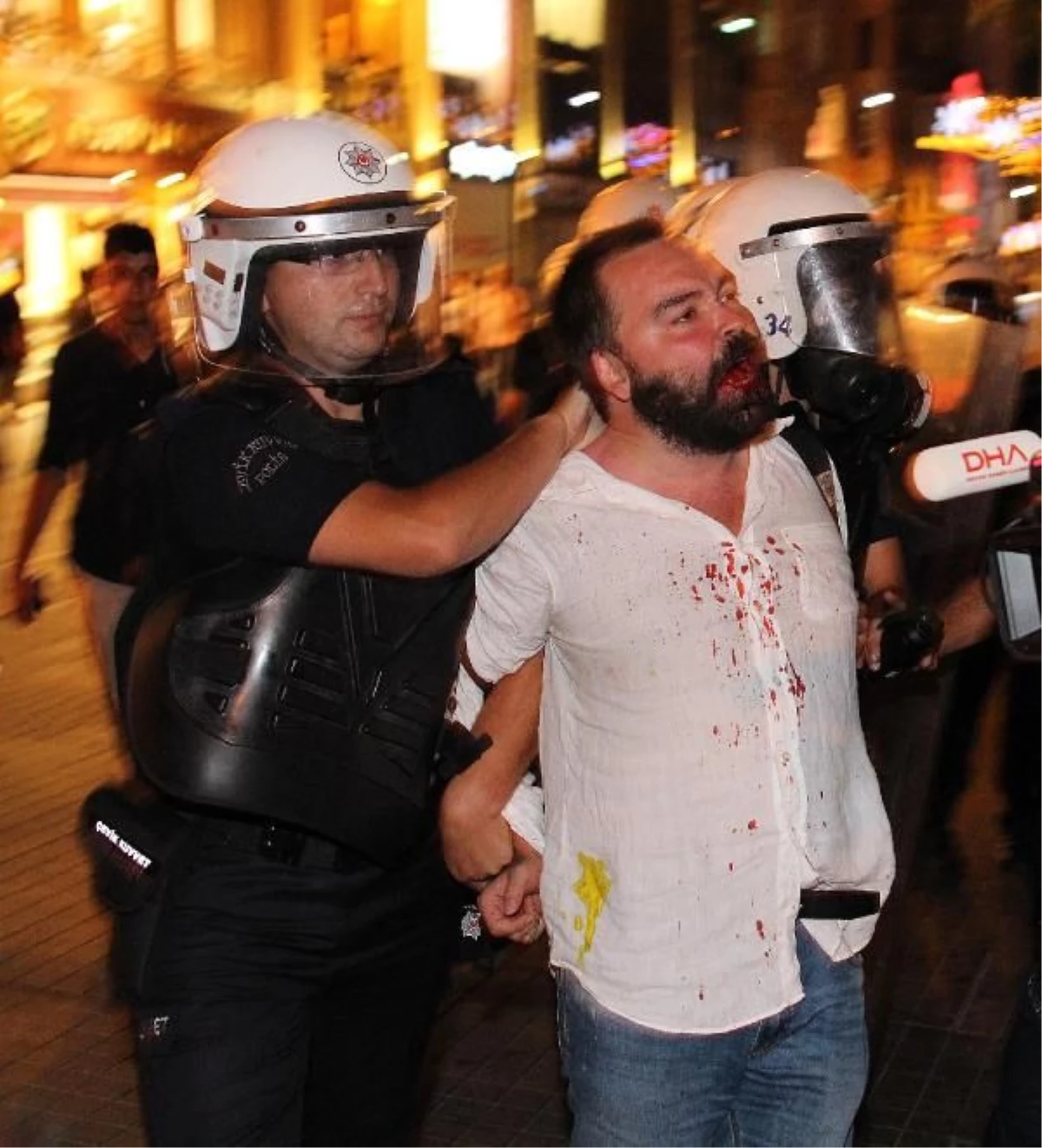 Taksim\'de Öğretim Üyesi Gözaltına Alındı