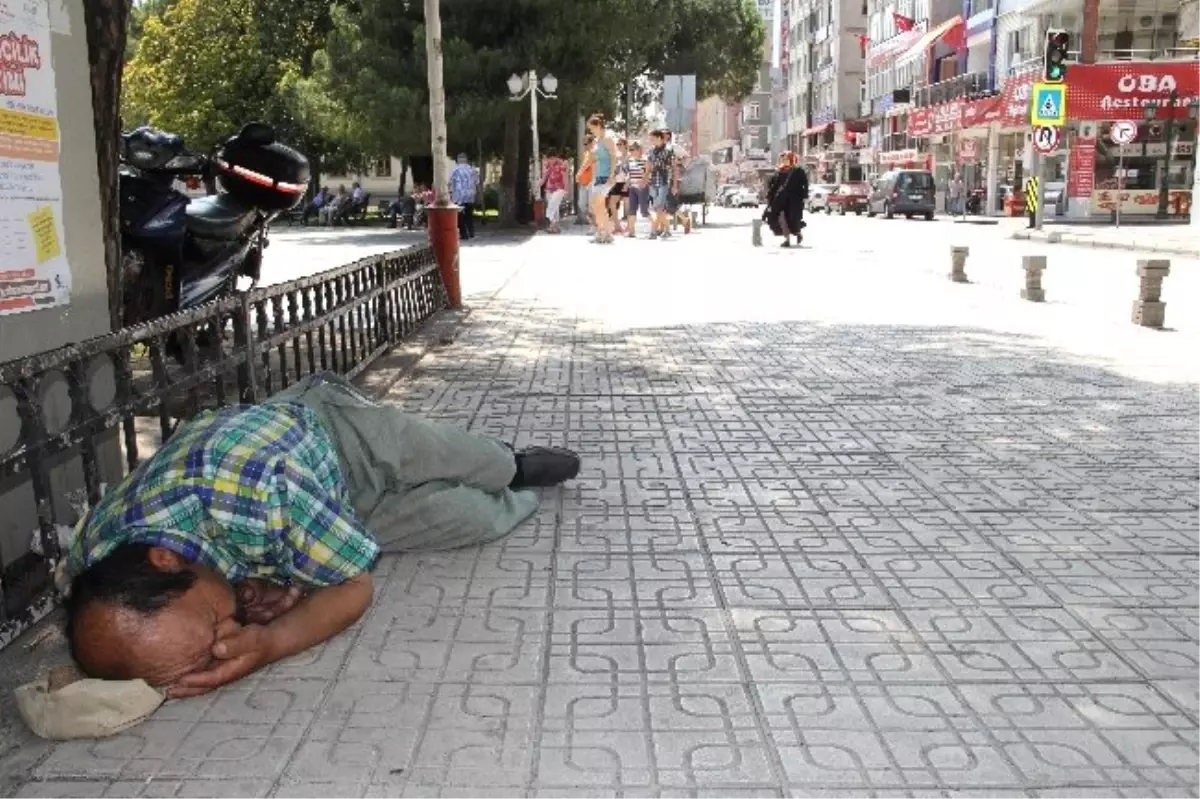 Yerde Yatan Şahıs Polisi Alarma Geçirdi