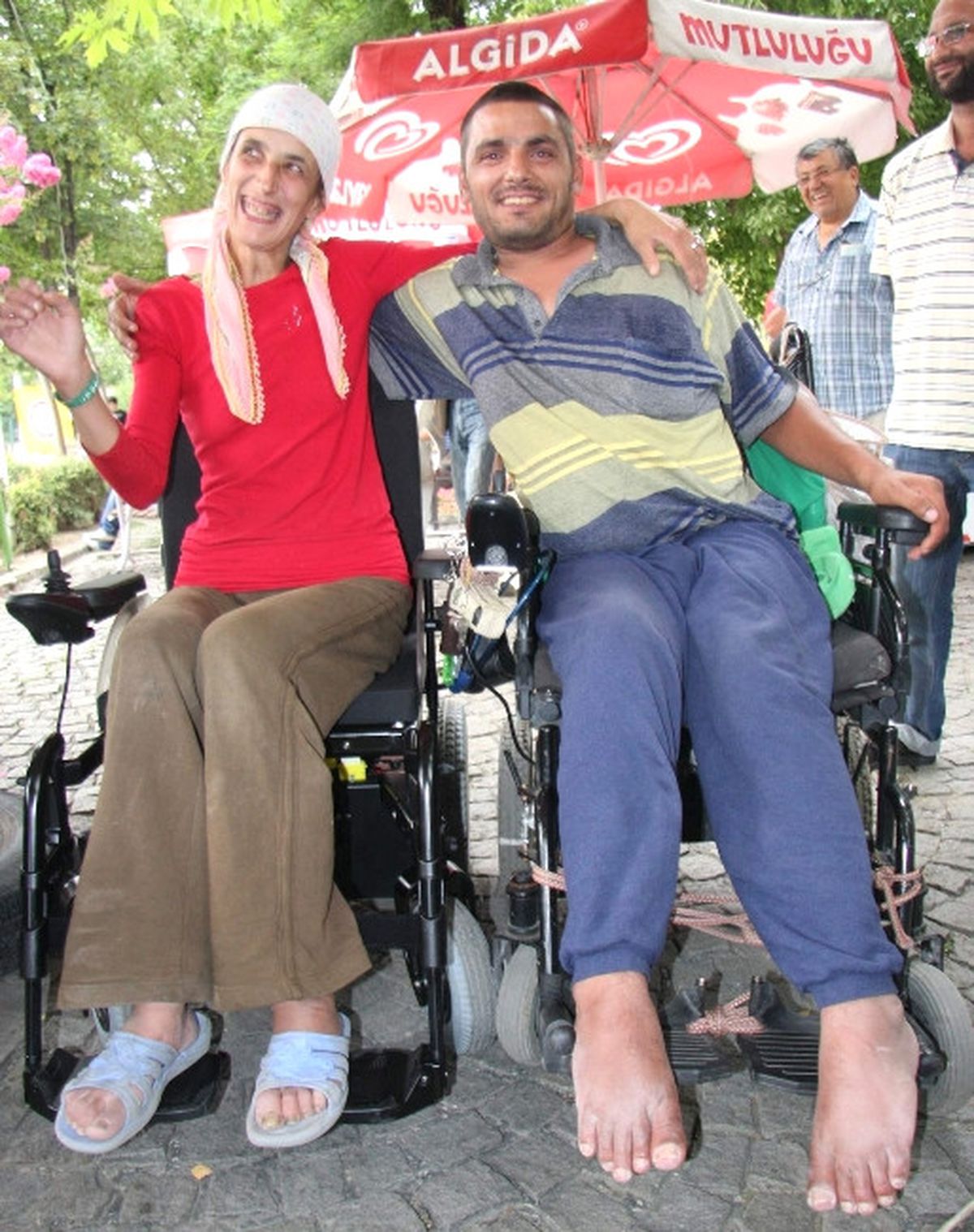 Artık Aysun\'un da Akülü Arabası Var