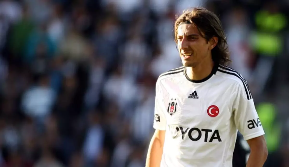 Beşiktaş, Mehmet Akyüz\'ün Sözleşmesini Feshetti