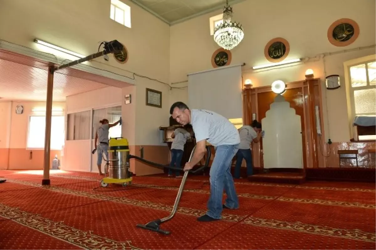 Çiğli'de İbadethaneler Pırıl Pırıl