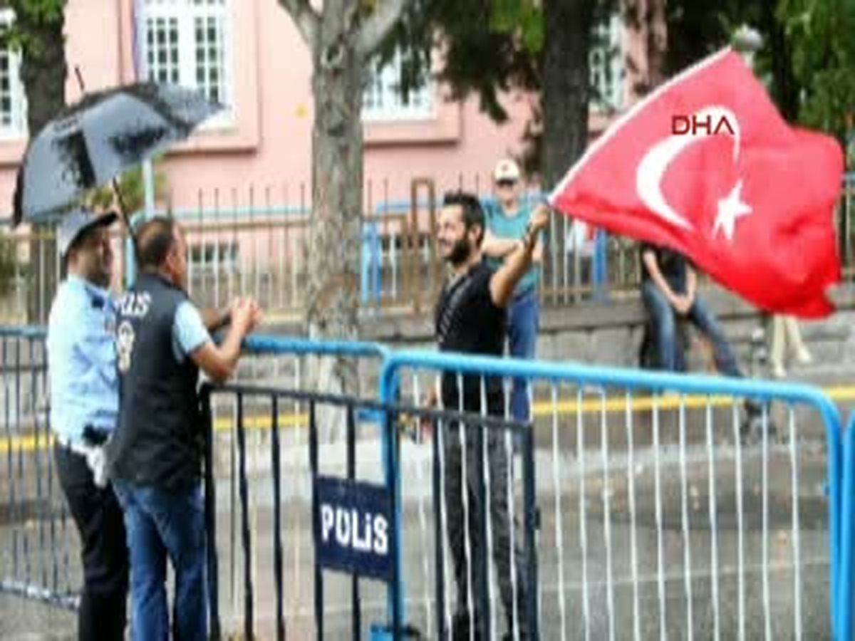 Dha Ankara Elinde Bayrakla 10 Saat Bekledi