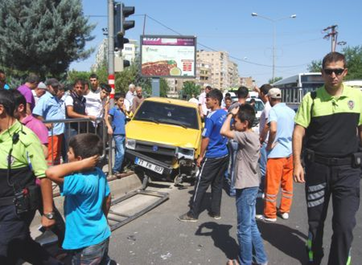 Diyarbakır\'da Trafik Kazası: 1 Kişi Ağır Yaralı